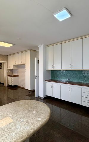 Apartamento à venda com 320m², 4 quartos e 4 vagas Apartamento à venda com 320m², 4 quartos e 4 vagasCopa