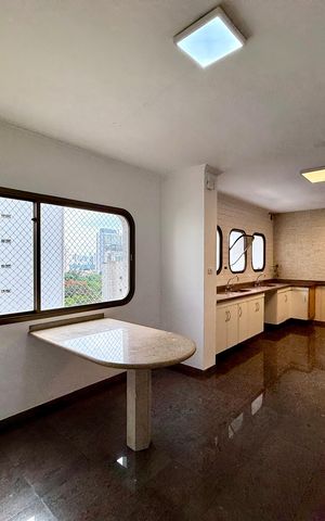 Apartamento à venda com 320m², 4 quartos e 4 vagas Apartamento à venda com 320m², 4 quartos e 4 vagasCopa