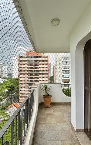 Apartamento à venda com 320m², 4 quartos e 4 vagas Apartamento à venda com 320m², 4 quartos e 4 vagasSacada