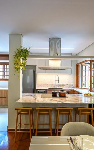 Casa à venda com 332m², 5 quartos e 3 vagasCozinha