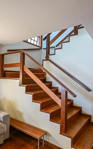 Casa à venda com 332m², 5 quartos e 3 vagasEscada