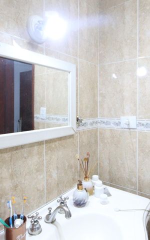 Casa à venda com 208m², 3 quartos e 2 vagas Casa à venda com 208m², 3 quartos e 2 vagasBanheiro 1