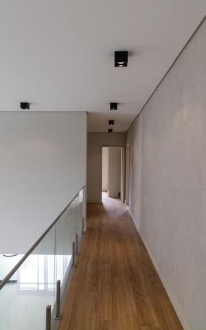 Casa de condomínio à venda com 340m², 5 quartos e 4 vagas Casa de condomínio à venda com 340m², 5 quartos e 4 vagasCorredor
