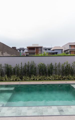 Casa de condomínio à venda com 340m², 5 quartos e 4 vagas Casa de condomínio à venda com 340m², 5 quartos e 4 vagasPiscina