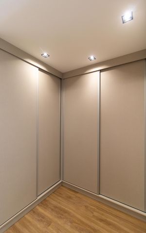 Casa de condomínio à venda com 340m², 5 quartos e 4 vagas Casa de condomínio à venda com 340m², 5 quartos e 4 vagasCloset da Suíte 04