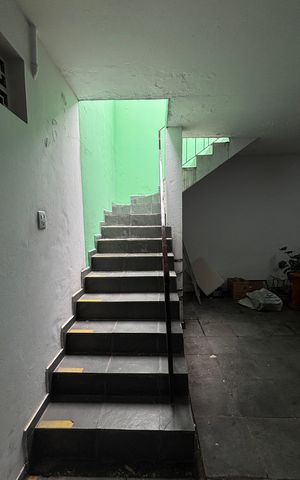 Casa à venda com 430m², 4 quartos e 6 vagasEscada