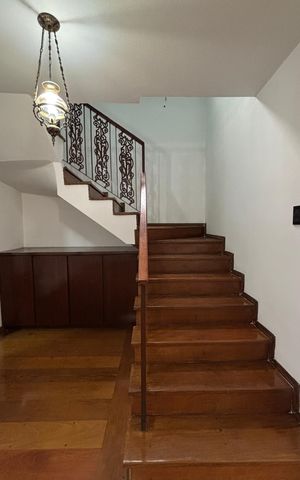 Casa à venda com 430m², 4 quartos e 6 vagasEscada