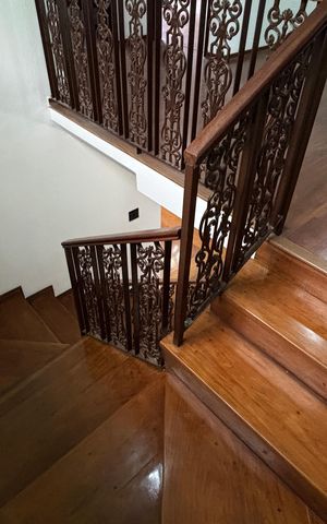 Casa à venda com 430m², 4 quartos e 6 vagasEscada