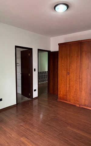 Casa à venda com 430m², 4 quartos e 6 vagasSuite