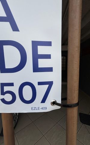 Casa à venda com 100m², 2 quartos e 2 vagas Casa à venda com 100m², 2 quartos e 2 vagasFachada