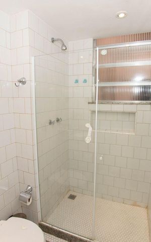 Apartamento à venda com 60m², 2 quartos e sem vaga Apartamento à venda com 60m², 2 quartos e sem vagaBanheiro