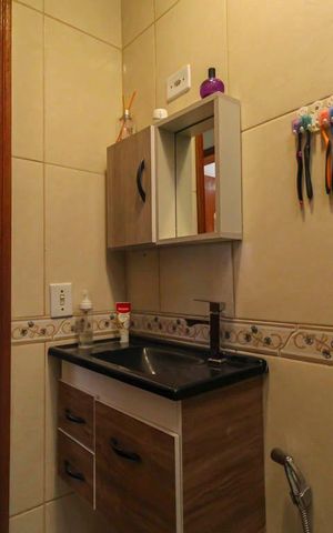 Casa à venda com 85m², 2 quartos e 2 vagas Casa à venda com 85m², 2 quartos e 2 vagasBanheiro