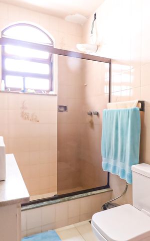 Casa de condomínio à venda com 250m², 5 quartos e 4 vagasBanheiro Social