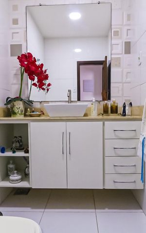 Casa de condomínio à venda com 250m², 5 quartos e 4 vagasLavabo