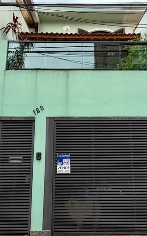 Casa à venda com 150m², 3 quartos e 3 vagas Casa à venda com 150m², 3 quartos e 3 vagasFachada