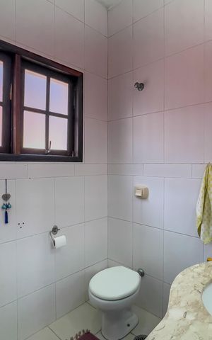 Casa à venda com 195m², 3 quartos e 2 vagas Casa à venda com 195m², 3 quartos e 2 vagasBanheiro
