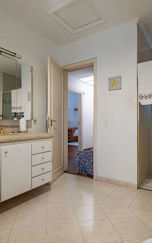 Casa à venda com 400m², 4 quartos e 4 vagas Casa à venda com 400m², 4 quartos e 4 vagasBanheiro