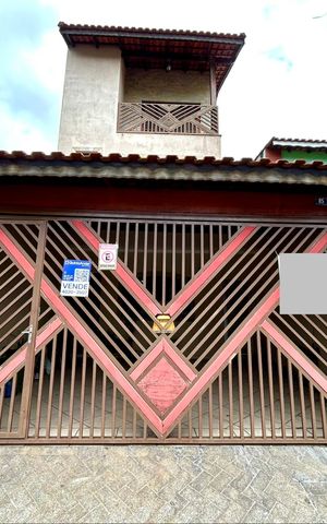 Casa à venda com 160m², 3 quartos e 2 vagasPlaca instalada na fachada do imóvel 
