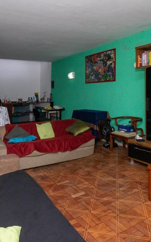 Casa à venda com 331m², 5 quartos e 4 vagas Casa à venda com 331m², 5 quartos e 4 vagasSala