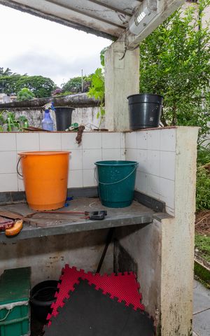 Casa à venda com 331m², 5 quartos e 4 vagas Casa à venda com 331m², 5 quartos e 4 vagasQuintal do Fundos