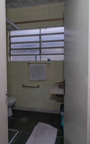 Casa à venda com 331m², 5 quartos e 4 vagas Casa à venda com 331m², 5 quartos e 4 vagasBanheiro 1