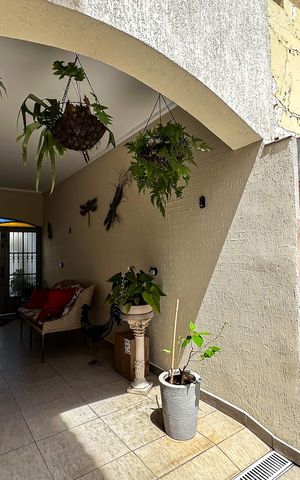 Casa à venda com 200m², 4 quartos e 4 vagas Casa à venda com 200m², 4 quartos e 4 vagasQuintal