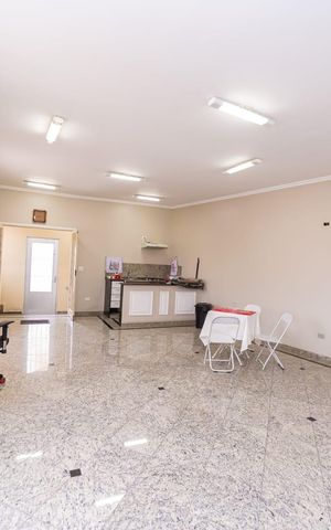 Casa à venda com 245m², 3 quartos e 10 vagasSala / Quarto
