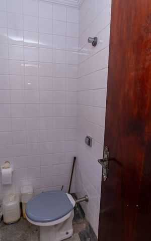 Casa à venda com 245m², 3 quartos e 10 vagasBanheiro de serviço
