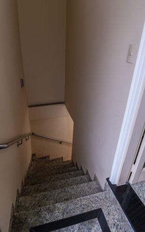 Casa à venda com 245m², 3 quartos e 10 vagasEscada