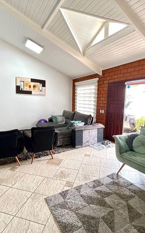 Casa à venda com 222m², 3 quartos e 4 vagas Casa à venda com 222m², 3 quartos e 4 vagasSala