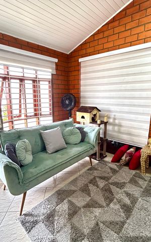 Casa à venda com 222m², 3 quartos e 4 vagas Casa à venda com 222m², 3 quartos e 4 vagasSala