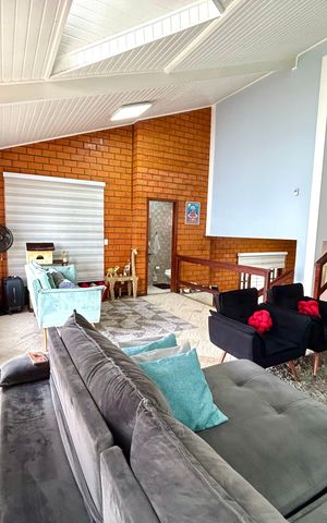 Casa à venda com 222m², 3 quartos e 4 vagas Casa à venda com 222m², 3 quartos e 4 vagasSala