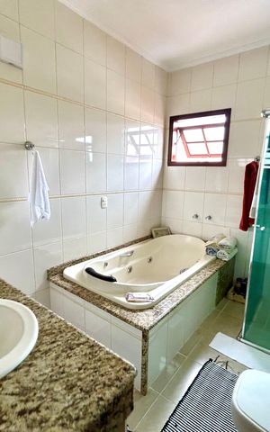 Casa à venda com 222m², 3 quartos e 4 vagas Casa à venda com 222m², 3 quartos e 4 vagasBanheiro da Suíte