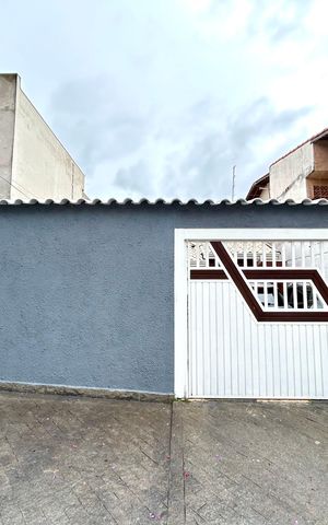 Casa à venda com 222m², 3 quartos e 4 vagas Casa à venda com 222m², 3 quartos e 4 vagasPlaca instalada na fachada do imóvel