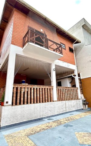 Casa à venda com 222m², 3 quartos e 4 vagas Casa à venda com 222m², 3 quartos e 4 vagasQuintal