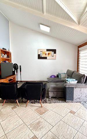 Casa à venda com 222m², 3 quartos e 4 vagas Casa à venda com 222m², 3 quartos e 4 vagasSala