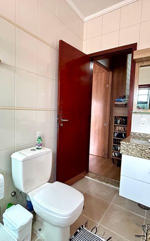 Casa à venda com 222m², 3 quartos e 4 vagas Casa à venda com 222m², 3 quartos e 4 vagasBanheiro da Suíte