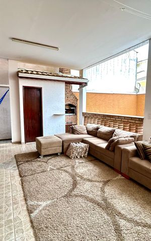 Casa à venda com 222m², 3 quartos e 4 vagas Casa à venda com 222m², 3 quartos e 4 vagasQuintal / Churrasqueira