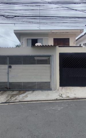 Casa à venda com 150m², 4 quartos e 2 vagas Casa à venda com 150m², 4 quartos e 2 vagasFachada