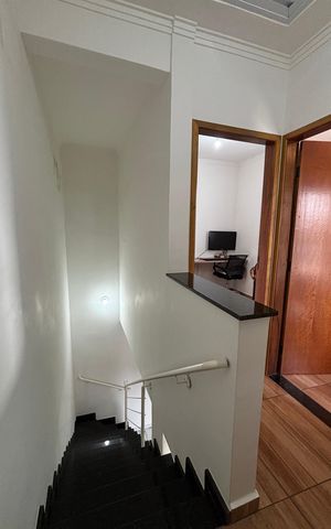 Apartamento à venda com 81m², 2 quartos e 3 vagas Apartamento à venda com 81m², 2 quartos e 3 vagasEscada