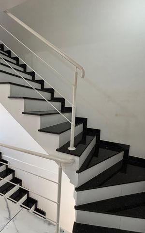 Apartamento à venda com 81m², 2 quartos e 3 vagas Apartamento à venda com 81m², 2 quartos e 3 vagasEscada