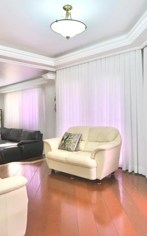 Casa de condomínio à venda com 256m², 3 quartos e 3 vagas Casa de condomínio à venda com 256m², 3 quartos e 3 vagasSala