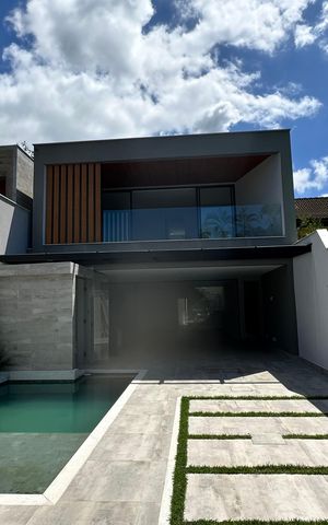 Casa à venda com 462m², 4 quartos e 1 vaga Casa à venda com 462m², 4 quartos e 1 vagaFachada