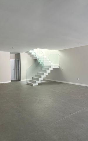Casa à venda com 462m², 4 quartos e 1 vaga Casa à venda com 462m², 4 quartos e 1 vagaSala