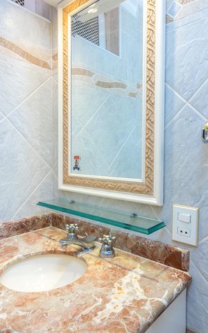 Apartamento à venda com 200m², 4 quartos e 3 vagas Apartamento à venda com 200m², 4 quartos e 3 vagasBanheiro da Suíte 2