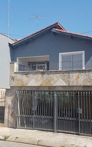 Casa à venda com 130m², 3 quartos e 2 vagas Casa à venda com 130m², 3 quartos e 2 vagasFachada
