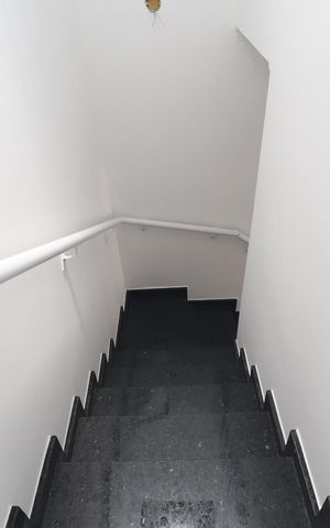 Casa à venda com 110m², 3 quartos e 1 vaga Casa à venda com 110m², 3 quartos e 1 vagaEscada