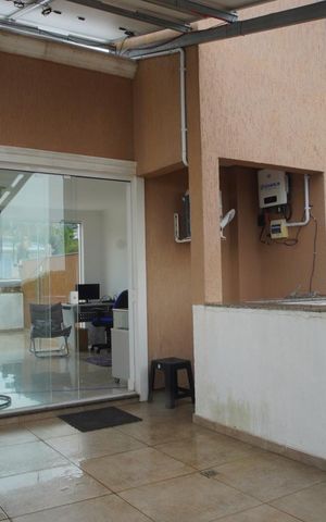 Casa à venda com 310m², 3 quartos e 3 vagas Casa à venda com 310m², 3 quartos e 3 vagasTerraço fundos vista da fachada da casa