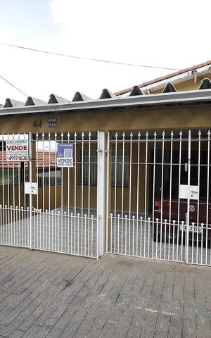 Casa à venda com 187m², 4 quartos e 2 vagas Casa à venda com 187m², 4 quartos e 2 vagasFachada