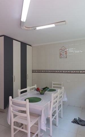 Casa à venda com 350m², 4 quartos e 8 vagasCozinha 